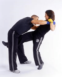 immagina donna contro uomo